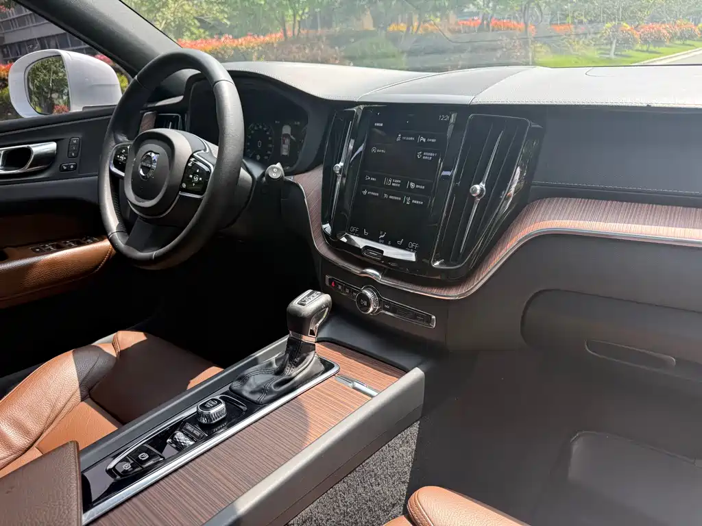 Volvo XC60 2021 — фото 15