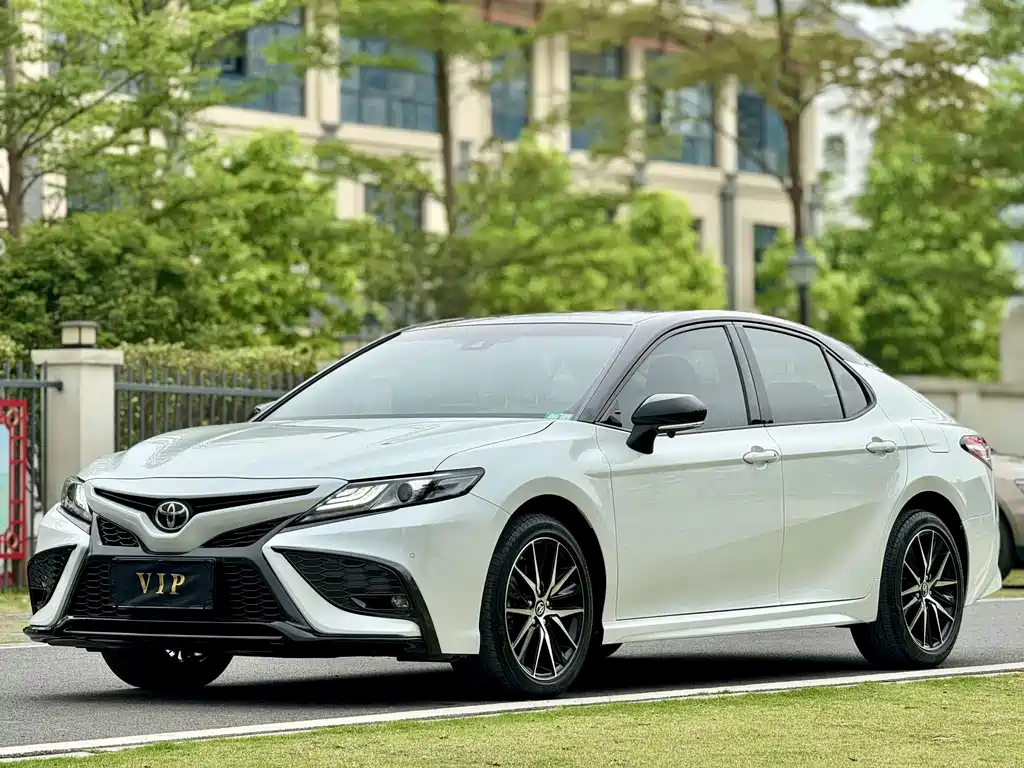 Toyota Camry 2021 — фото 1