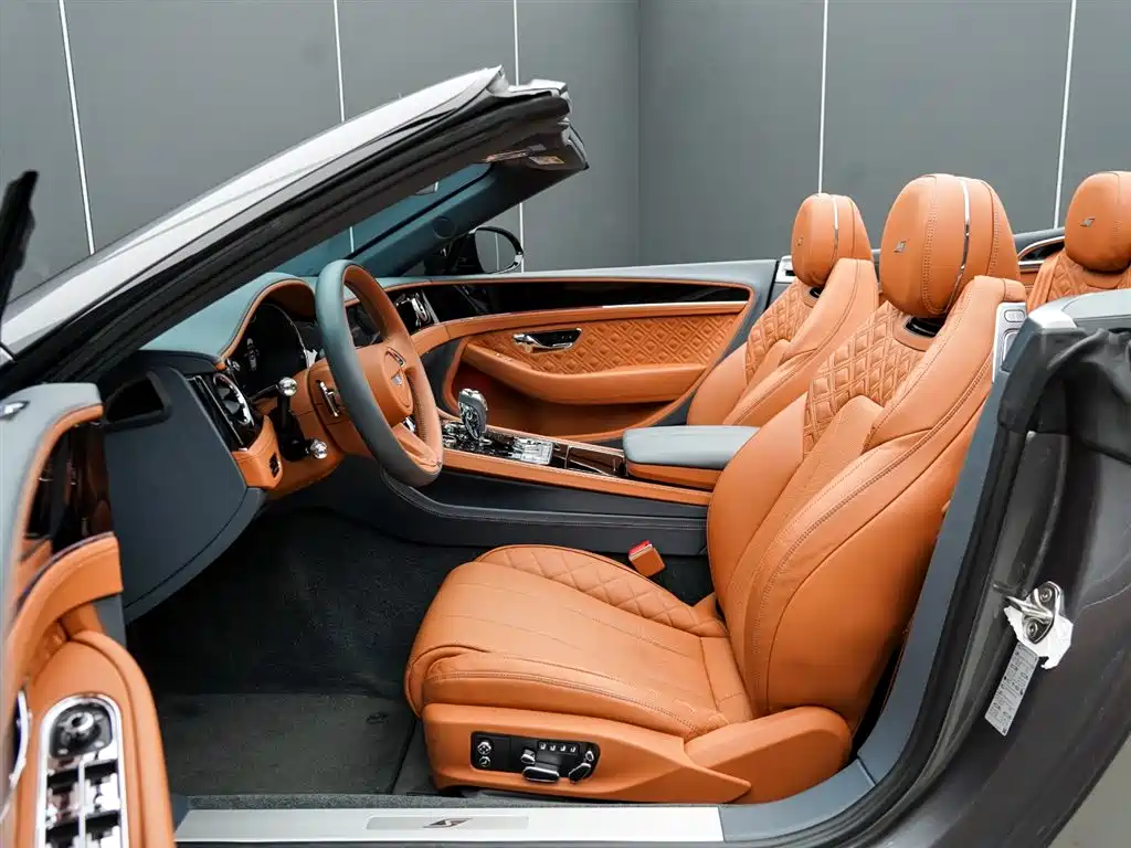 Bentley Continental 2024 — фото 12