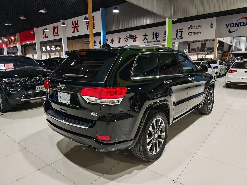 Jeep Grand Cherokee 2017 — фото 13