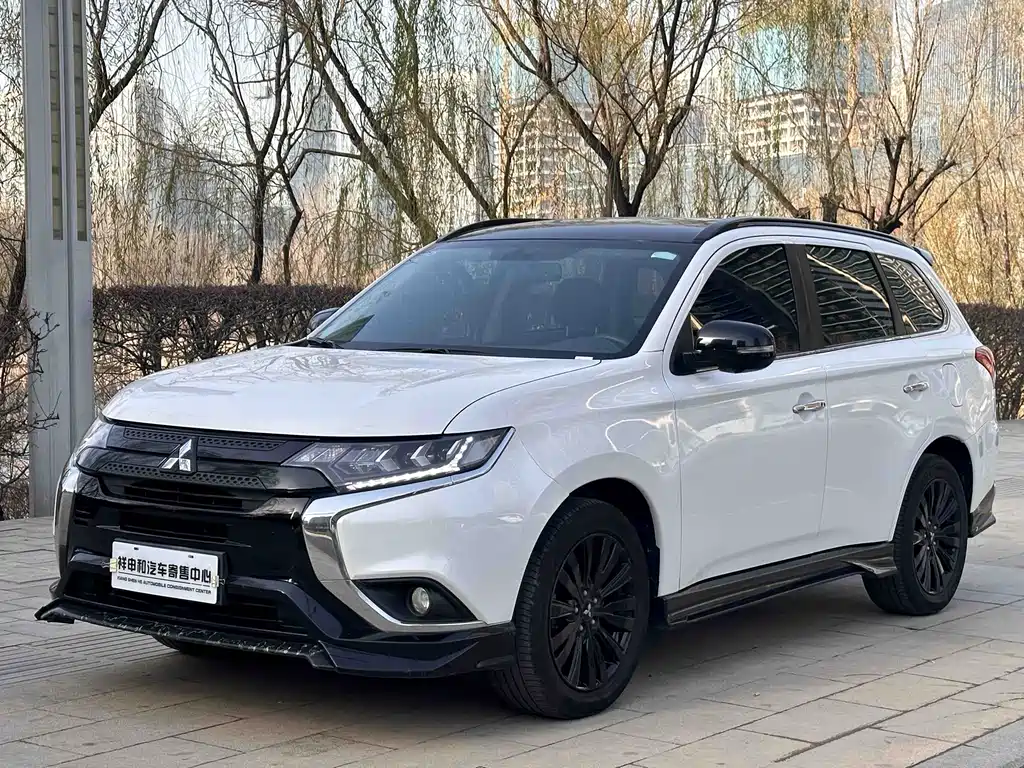 Mitsubishi Outlander 2023 — фото 1