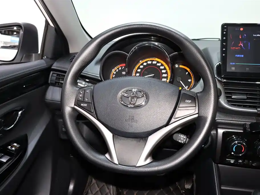 Toyota Yaris L 2023 — фото 13