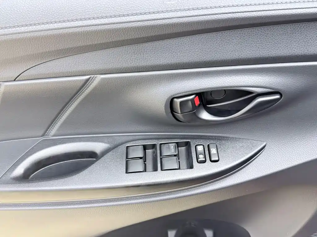 Toyota Yaris L 2022 — фото 10