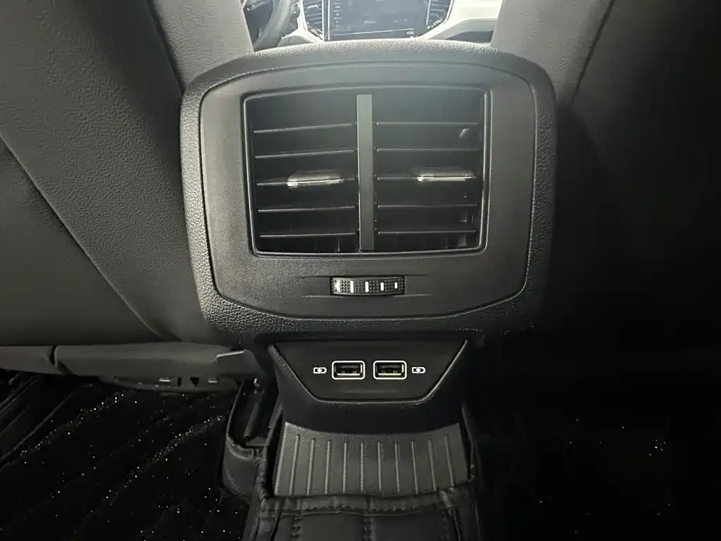 Volkswagen T-Roc 2023 — фото 16