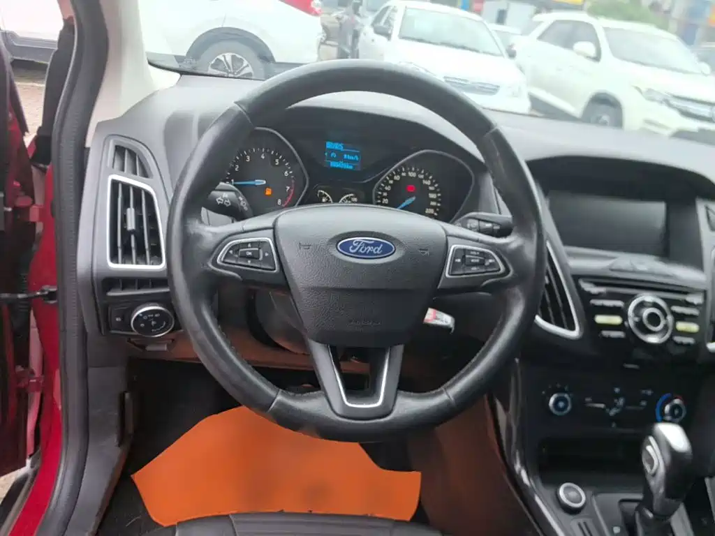 Ford Focus 2018 — фото 11
