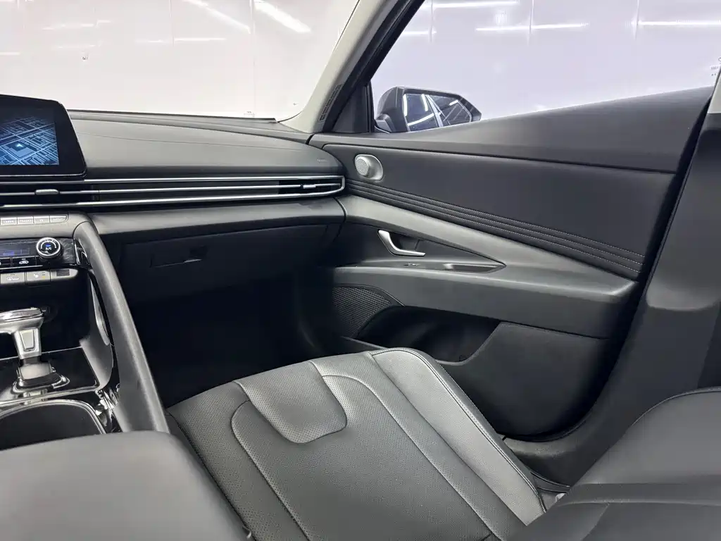 Hyundai Elantra 2023 — фото 10
