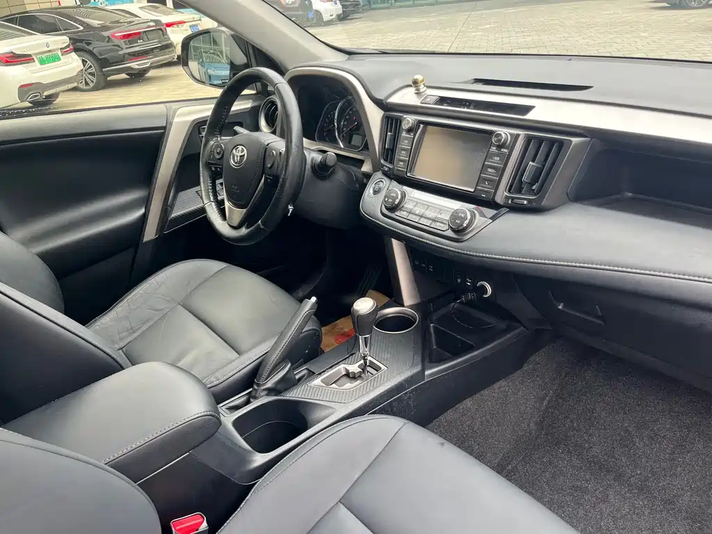 Toyota RAV4 2016 — фото 13