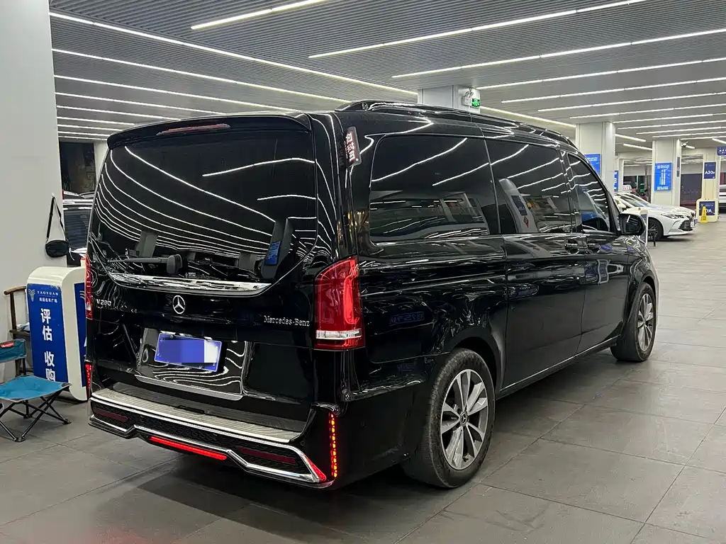 Mercedes-Benz V-Class 2023 — фото 11
