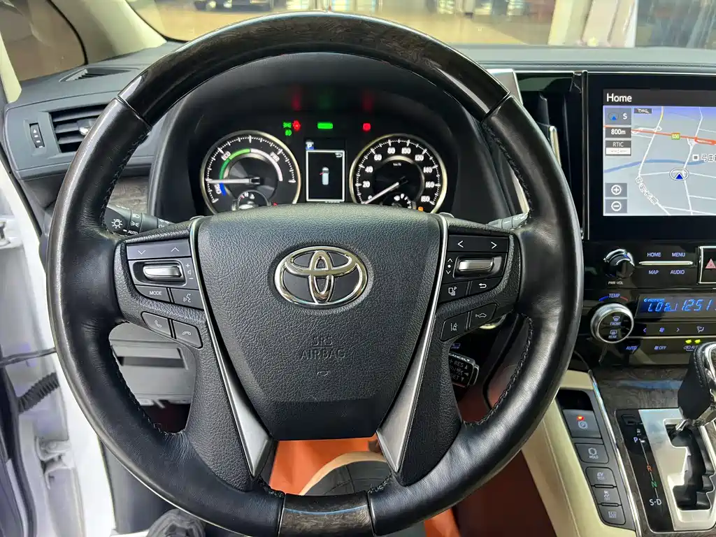 Toyota Alphard 2022 — фото 18