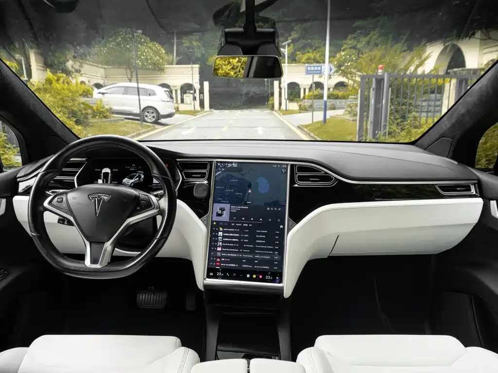 Tesla Model X 2017 — фото 12