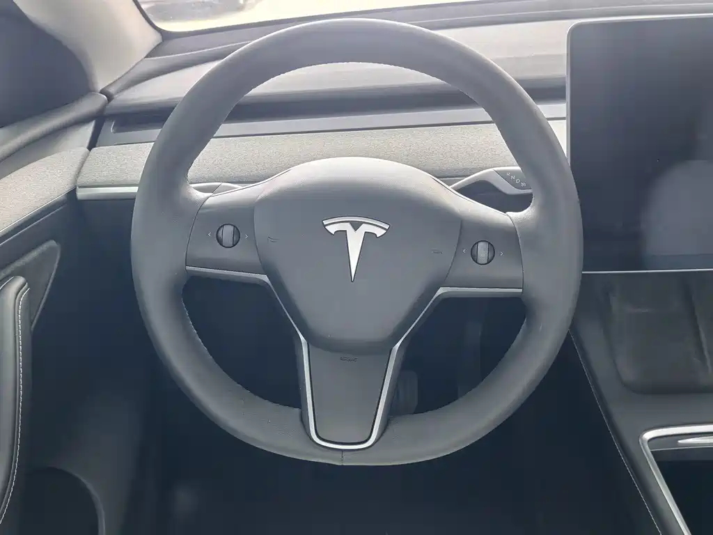 Tesla Model Y 2024 — фото 7