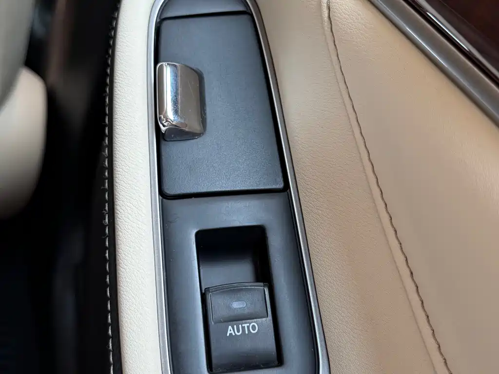 Toyota Crown 2016 — фото 17