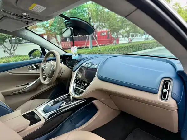 Aston Martin DBX 2022
