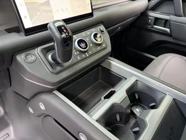 Land Rover Defender 2025