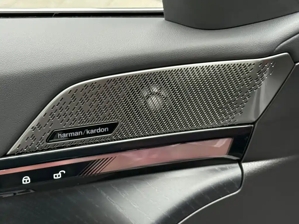 BMW 5 Series 2025 — фото 13