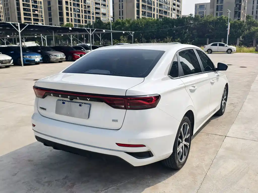 Geely Emgrand 2022
