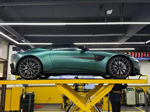 Aston Martin V8 Vantage 2023