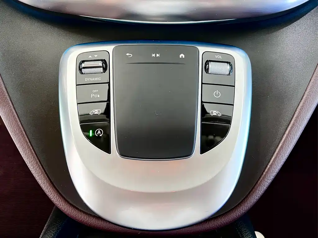 Mercedes-Benz V-Class 2022 — фото 17