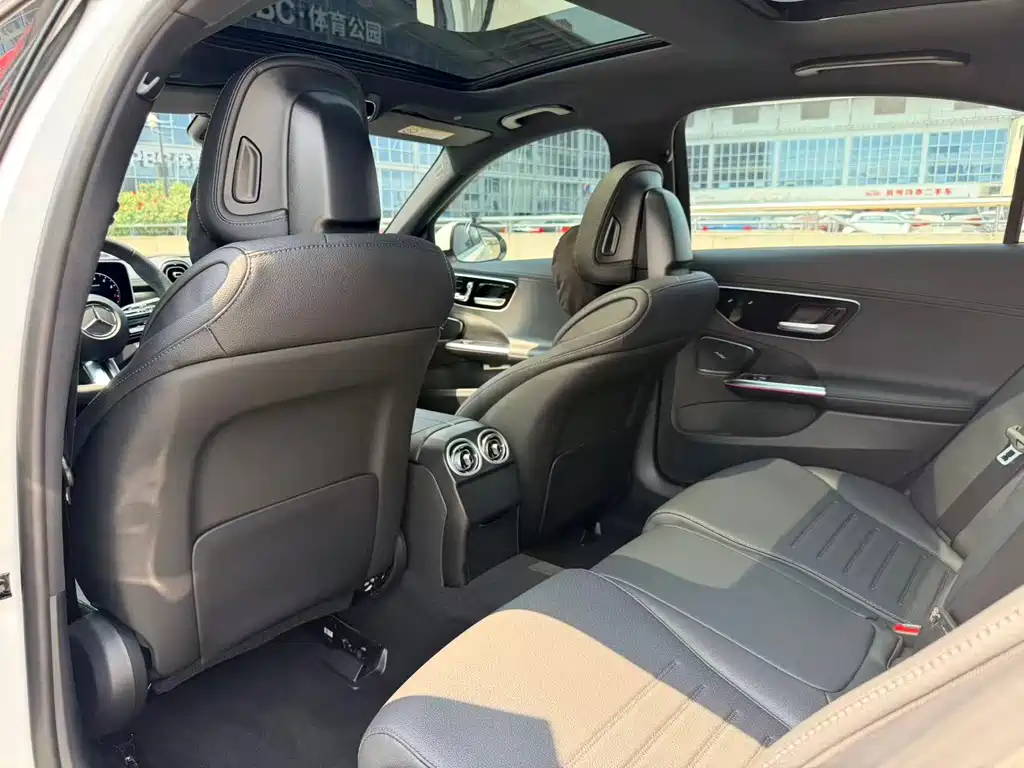 Mercedes-Benz C-Class 2025 — фото 12