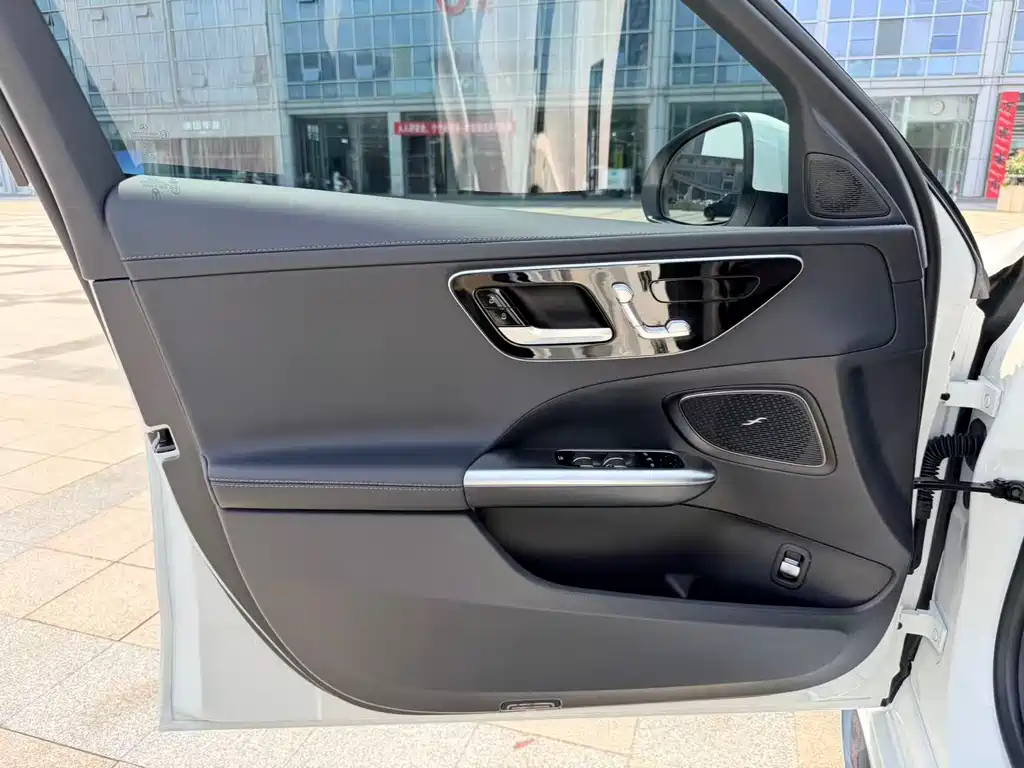 Mercedes-Benz C-Class 2025 — фото 9