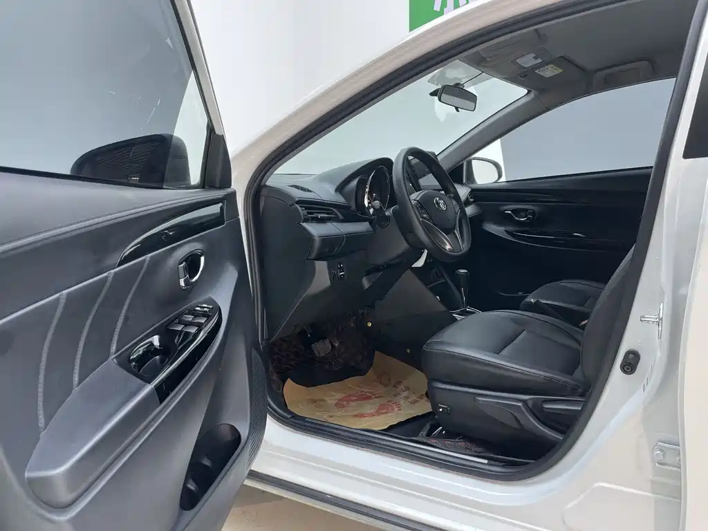 Toyota Yaris L 2022 — фото 23