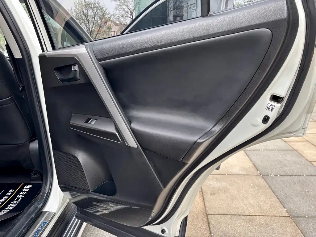 Toyota RAV4 2018 — фото 17