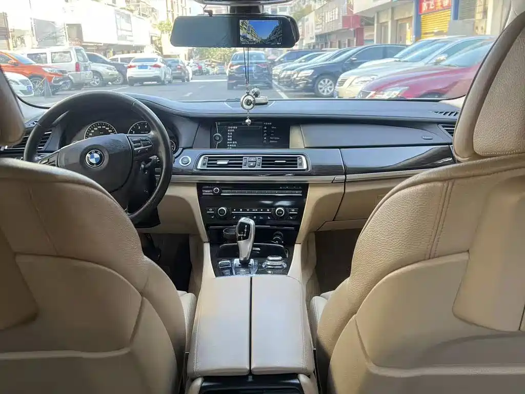 BMW 7 Series 2012 — фото 9