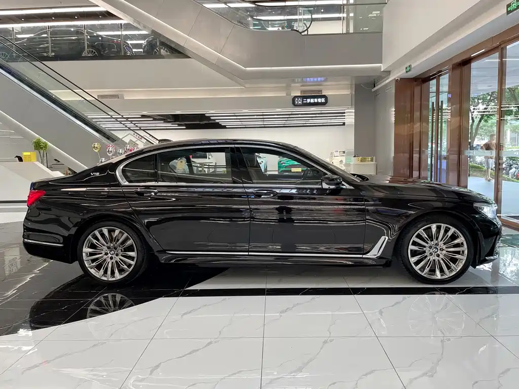 BMW 7 Series 2018 — фото 12