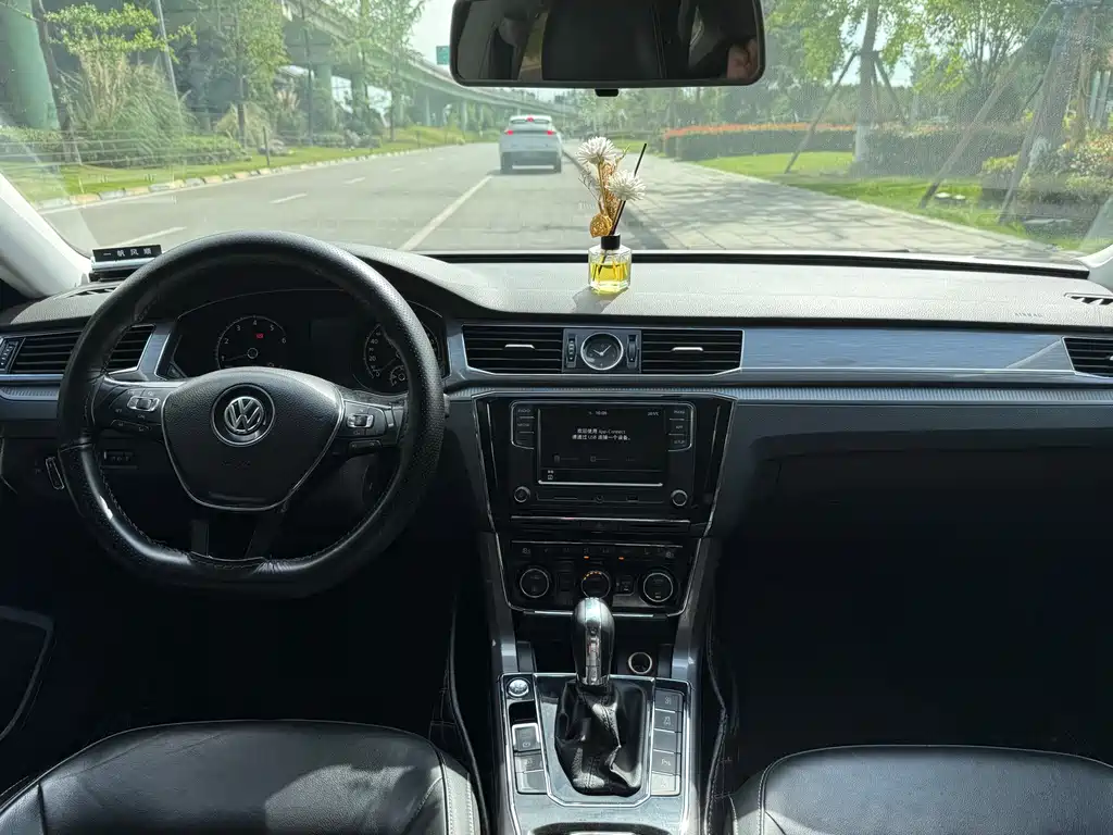 Volkswagen Passat 2018 — фото 16