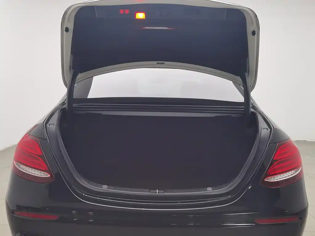 Mercedes-Benz E-Class 2019 — фото 16