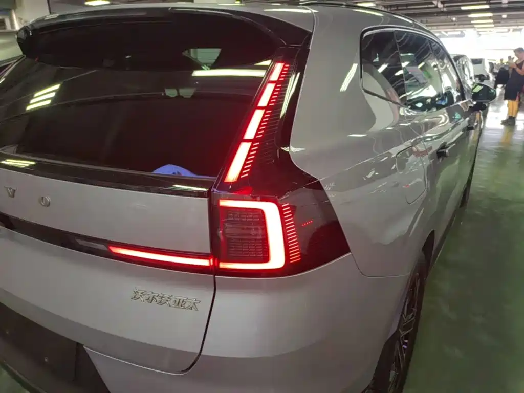 Volvo XC70 Plug-In Hybrid 2025 — фото 8