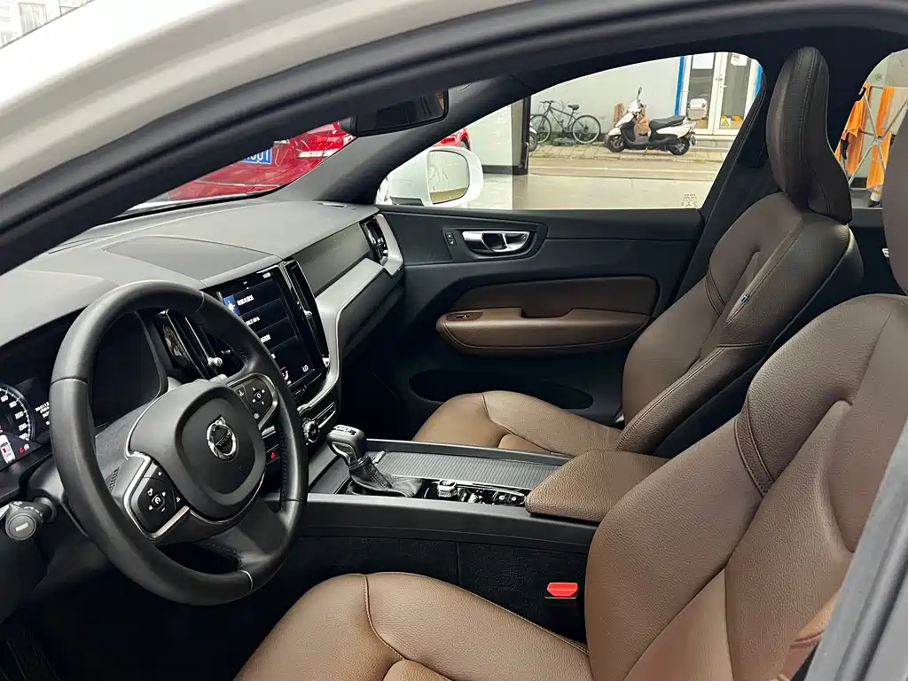Volvo XC60 2020 — фото 16