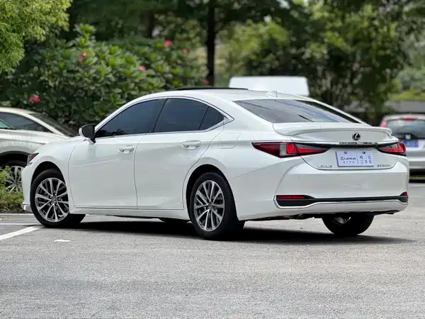 Lexus ES 2024