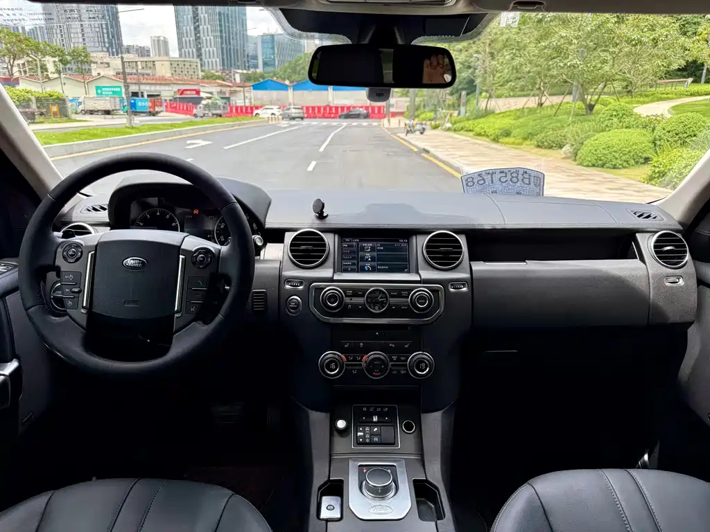 Land Rover Discovery 2015 — фото 15