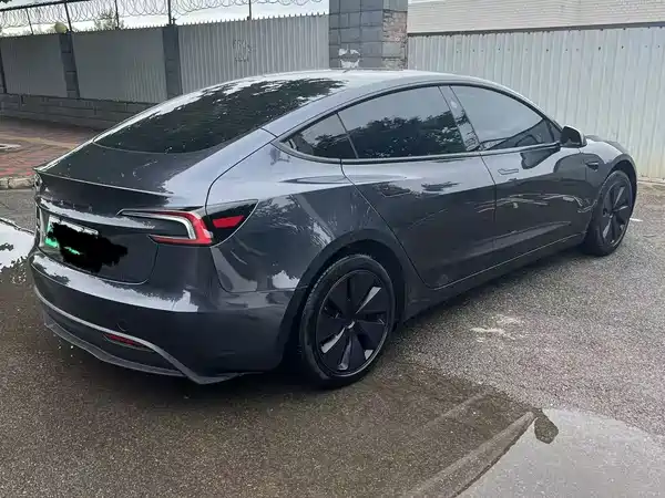 Tesla Model 3 2024