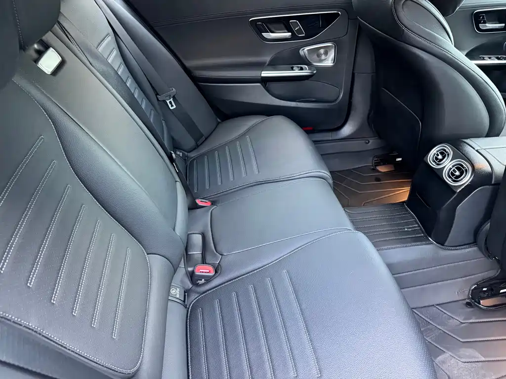 Mercedes-Benz C-Class 2024 — фото 17