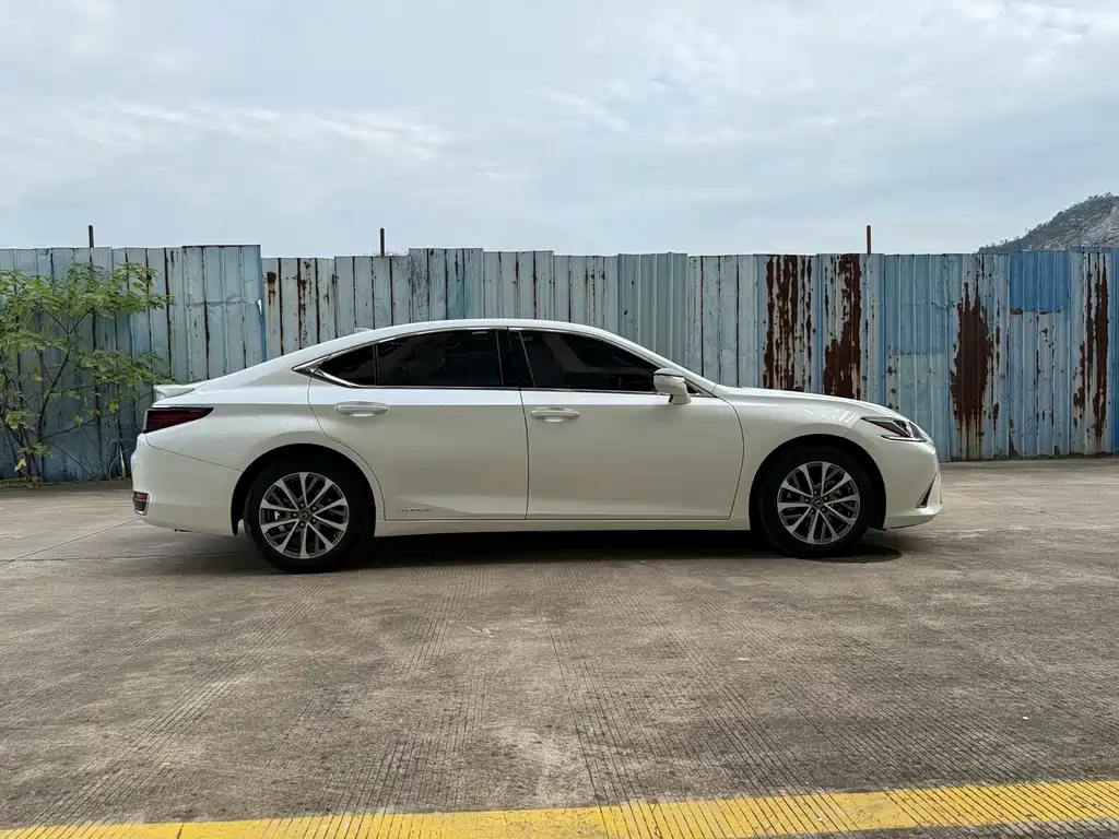 Lexus ES 2022 — фото 10