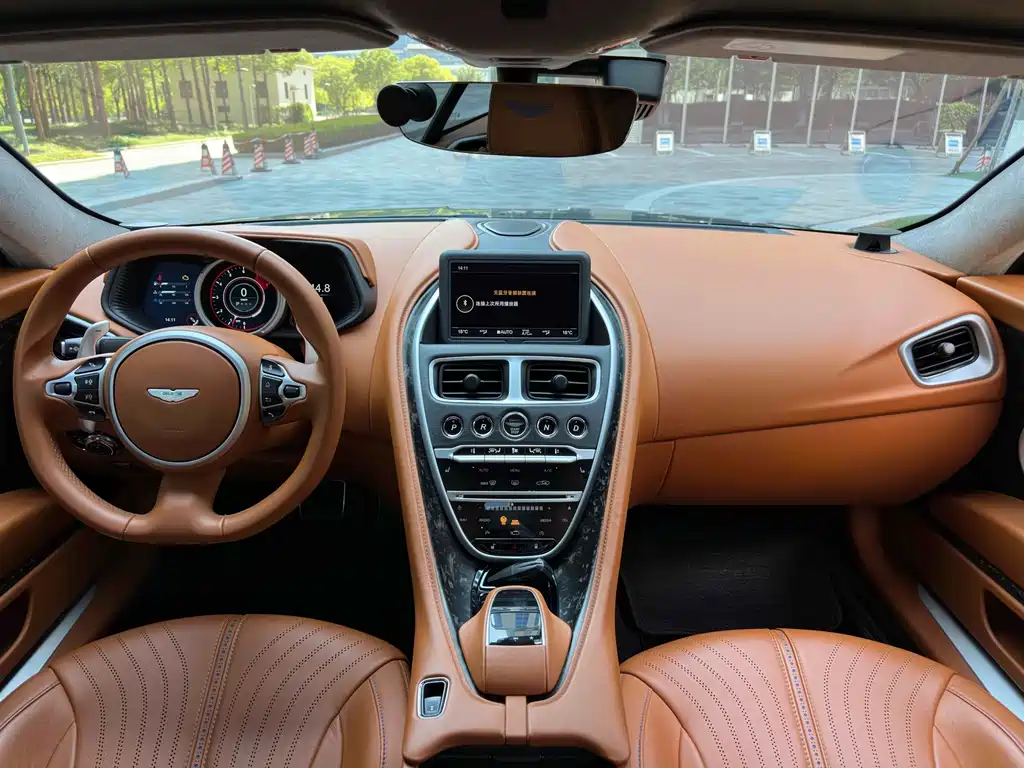 Aston Martin DB11 2018 — фото 16