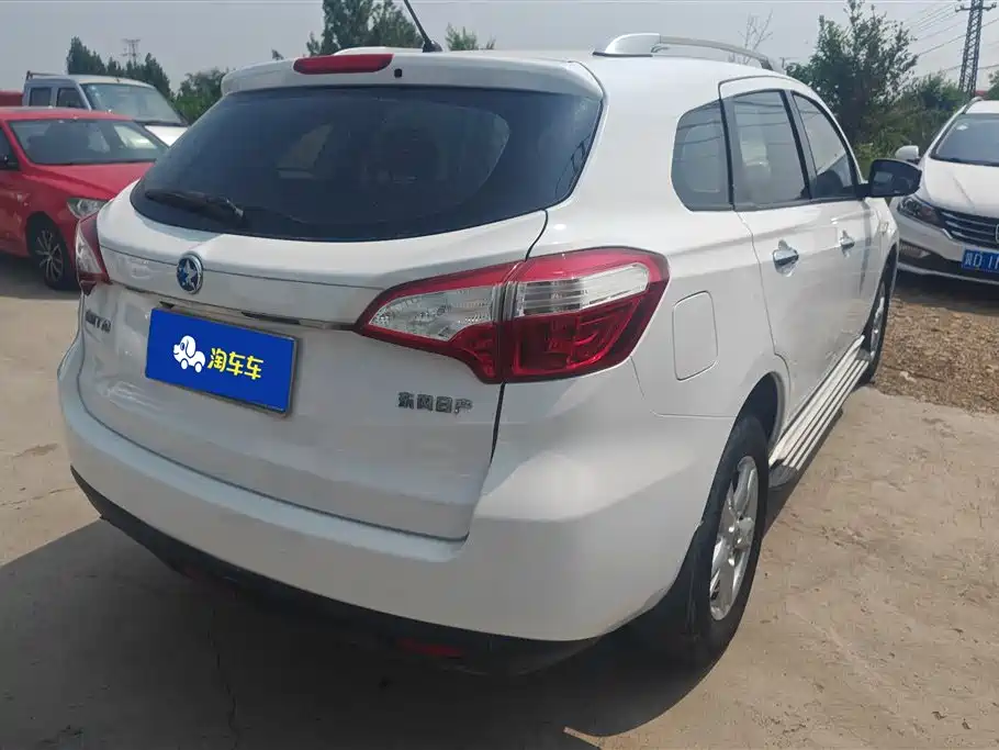Venucia T70 2015