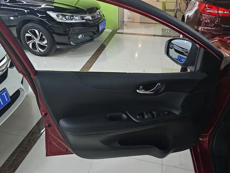 Nissan Tiida 2014