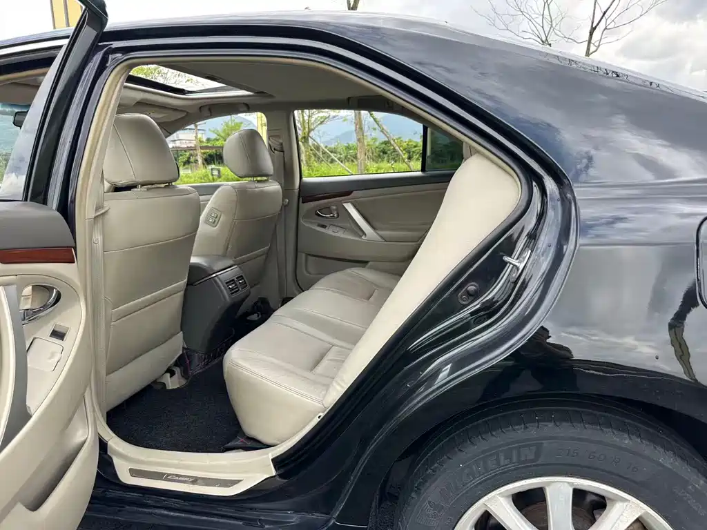 Toyota Camry 2015 — фото 24