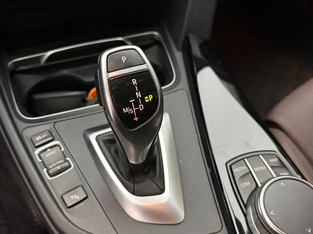 BMW 3 Series 2018 — фото 15