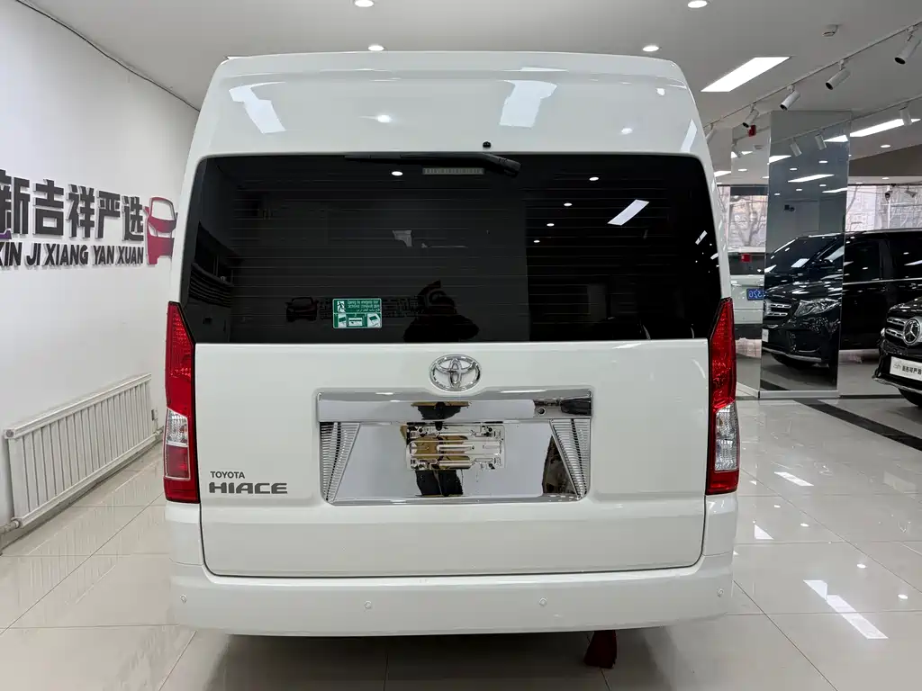 Toyota Hiace 2022 — фото 19