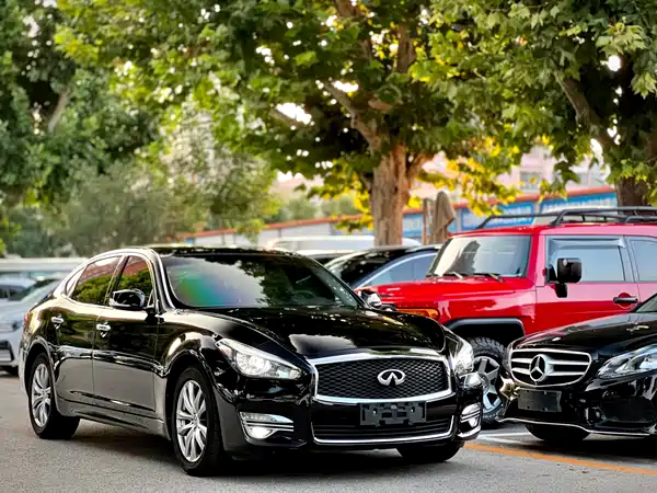 Infiniti Q70 2016