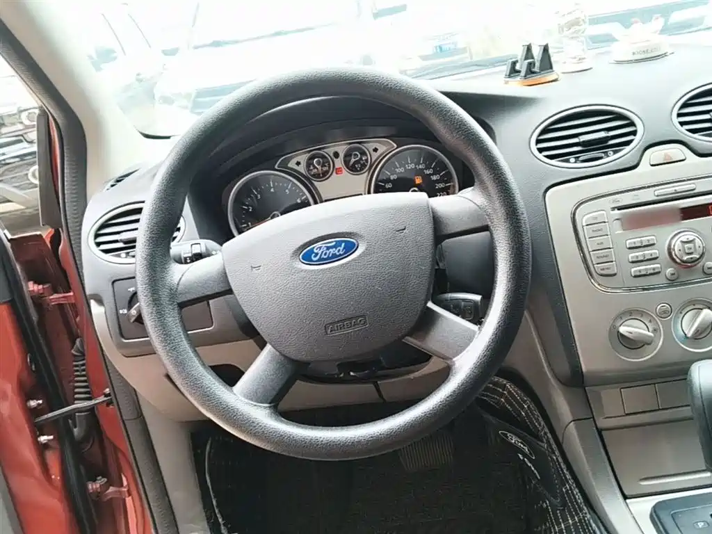 Ford Focus 2015 — фото 11