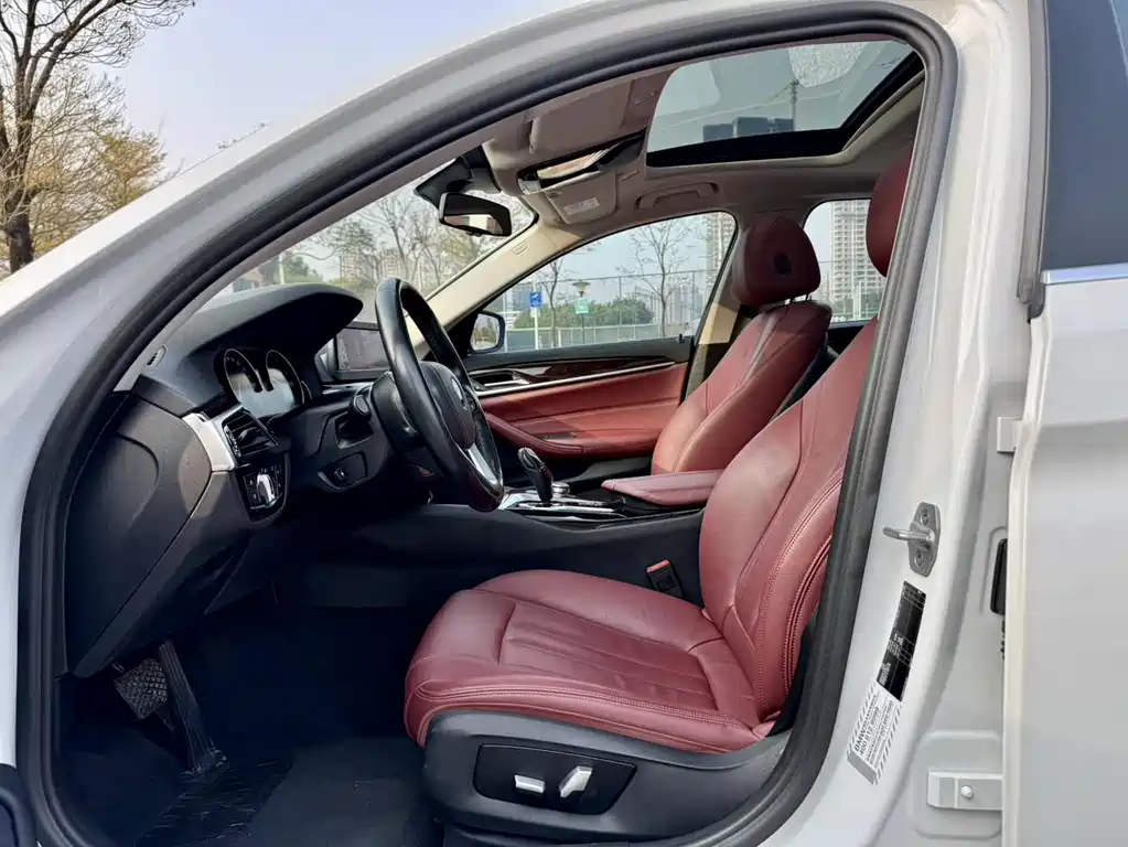 BMW 5 Series 2018 — фото 12