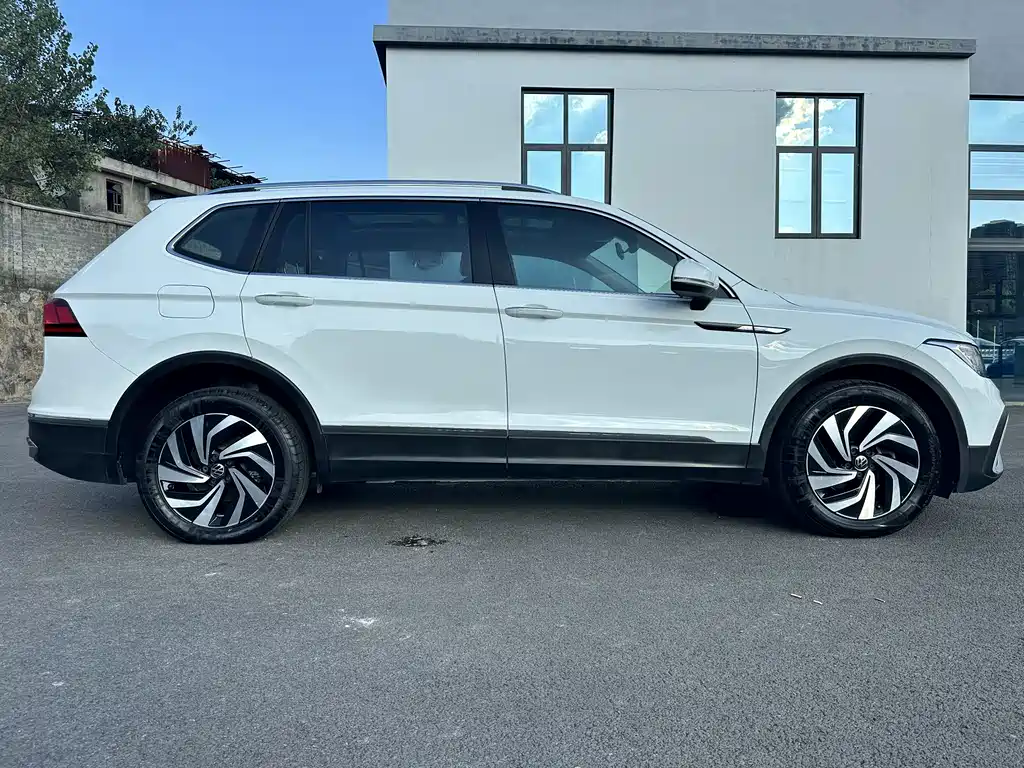 Volkswagen Tiguan L 2023 — фото 12