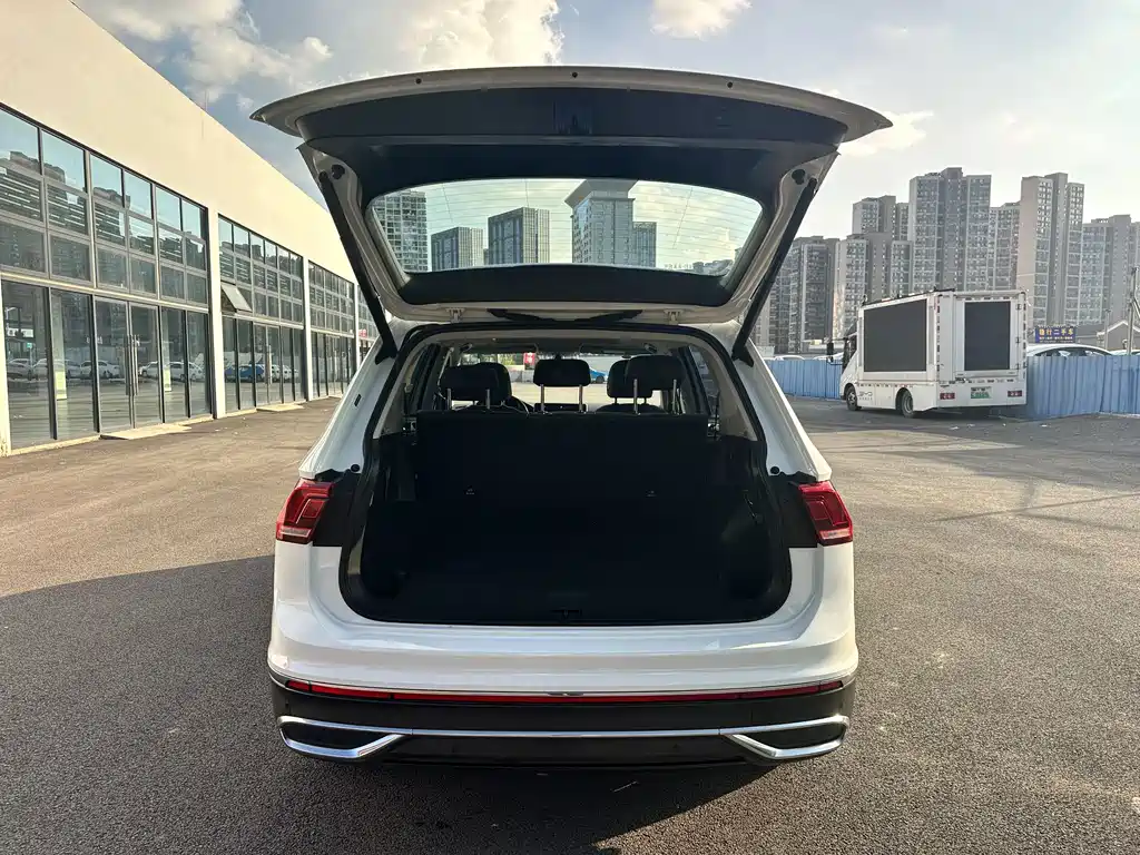 Volkswagen Tiguan L 2023 — фото 17