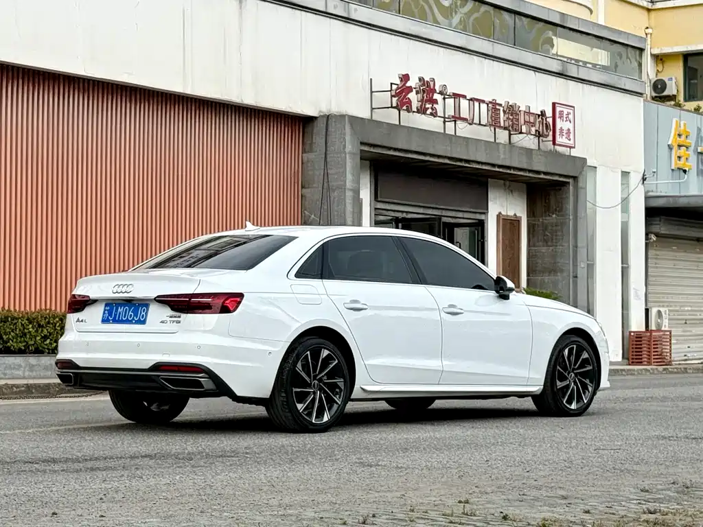 Audi A4L 2022 — фото 7