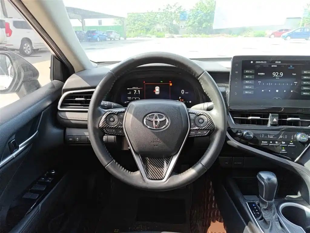 Toyota Camry 2022 — фото 11